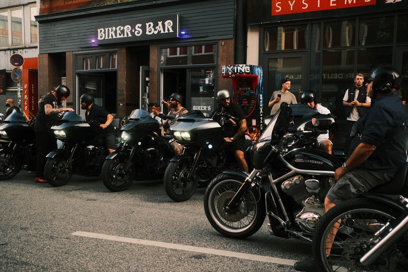 Straßenansicht der Biker's Bar Kiel mit Motorrädern vor dem Eingang