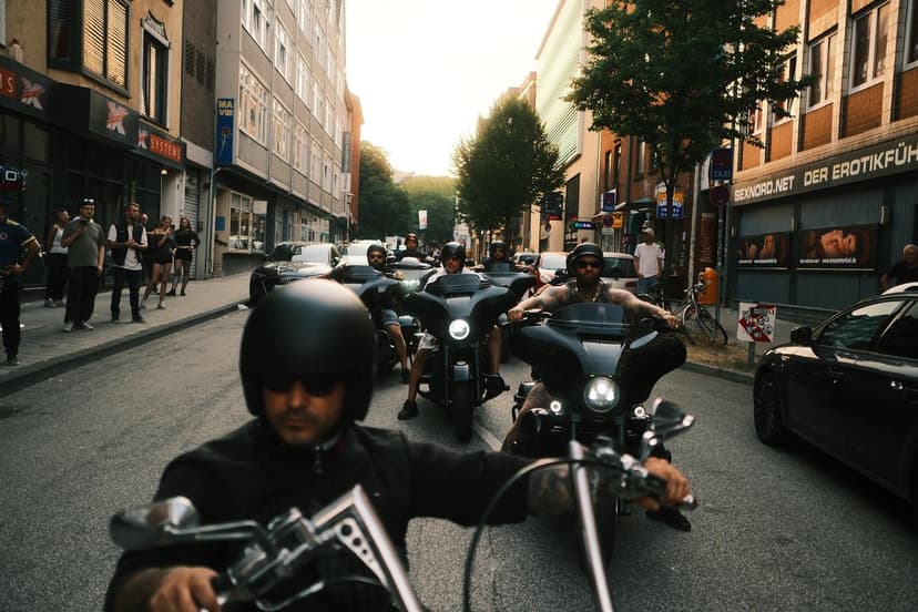 Fahrergruppe rollt durch eine Kieler Straße auf die Kamera zu